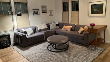 Een televisie, een dvd-speler, boeken en een muziekbibliotheek