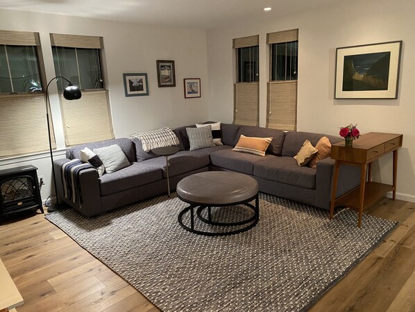 Fernseher, DVD-Player, Bücher, Musikbibliothek