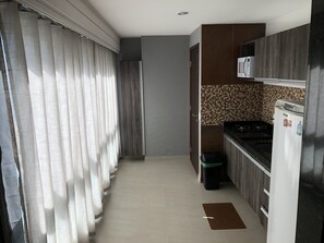 Kühlschrank, Mikrowelle, Herdplatte, Wasserkocher mit Kaffee-/Teezubehör