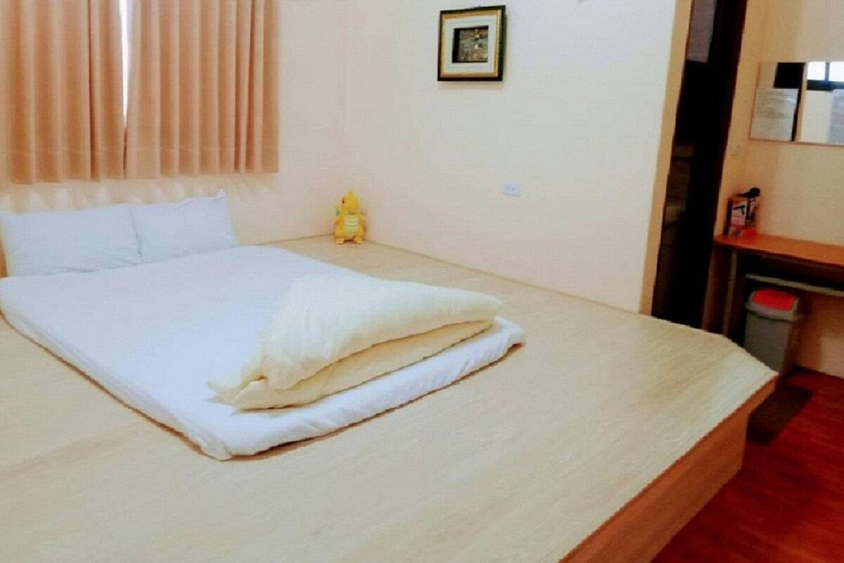 2 bedrooms, laptop workspace, soundproofing, free WiFi