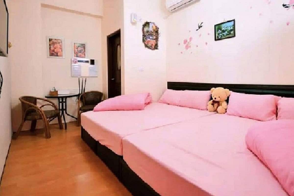 2 bedrooms, laptop workspace, soundproofing, free WiFi