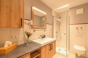 Shower, hair dryer, towels - Alpenglück 40m² ***** (Palling)