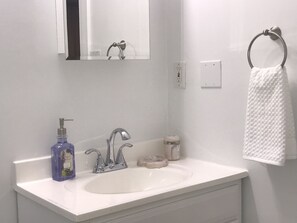 Doccia, asciugacapelli, asciugamani, shampoo