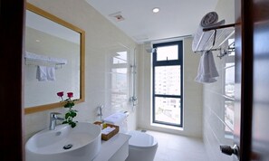 Douche, articles de toilette gratuits, sèche-cheveux, chaussons
