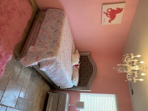 3 habitaciones, tabla de planchar con plancha, wifi y ropa de cama 