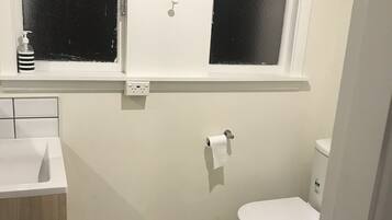 Douche, sèche-cheveux, serviettes fournies, savon