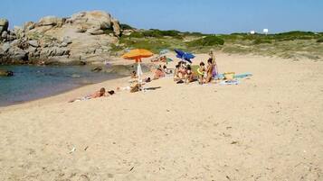 Una spiaggia nelle vicinanze