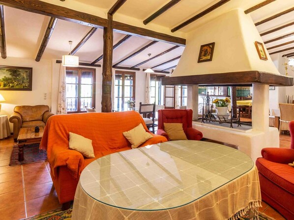 TV, fireplace