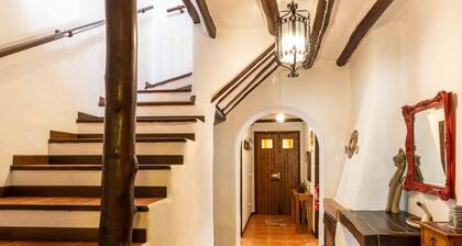 Upea maalaistalo, jossa on uima-allas, puutarha ja wifi