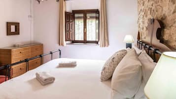 6 bedrooms, iron/ironing board, internet, bed sheets