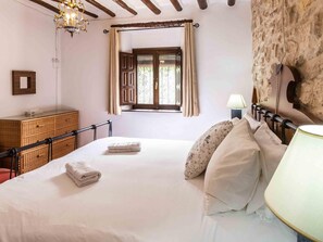 6 bedrooms, iron/ironing board, internet, bed sheets - Magnificent country house with pool, garden (Santa Cruz del Comercio)