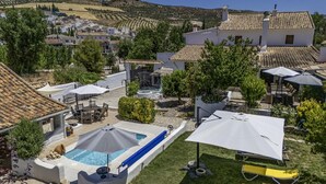 Zona residencial amb piscina, mobiliari exterior i vistes al paisatge circumdant.