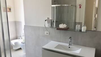 Douche, sĂšche-cheveux, serviettes fournies