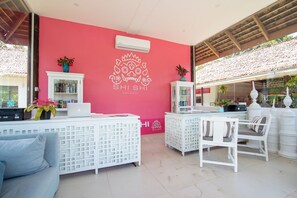 Quầy tiếp tân