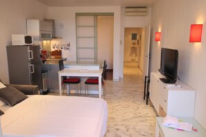 1 chambre, fer et planche à repasser, Wi-Fi gratuit, draps fournis