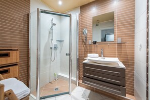 Douche, sèche-cheveux, serviettes fournies