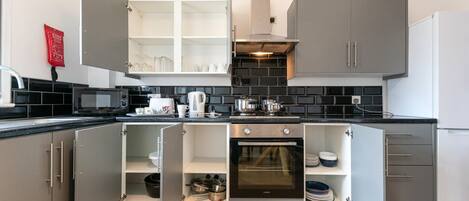 Refrigerador, microondas, horno, tetera/pava eléctrica