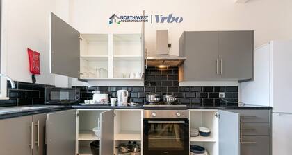 Furnished 2BR House in Leigh | Free Parking & Fast WiFi | Long Stays Welcome