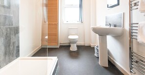 Shower, hair dryer, towels, soap - Furnished 2BR House in Leigh | Free Parking & Fast WiFi | Long Stays Welcome (Leigh)