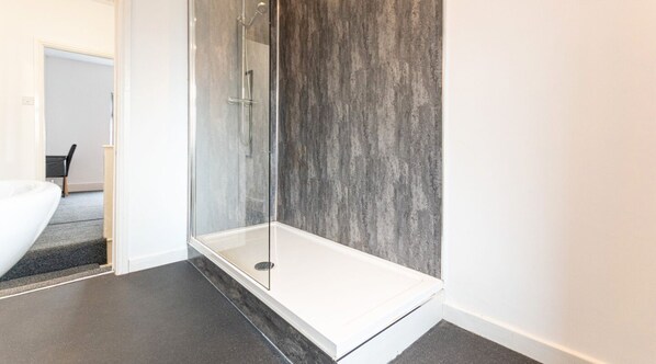 Shower, hair dryer, towels, soap - Furnished 2BR House in Leigh | Free Parking & Fast WiFi | Long Stays Welcome (Leigh)
