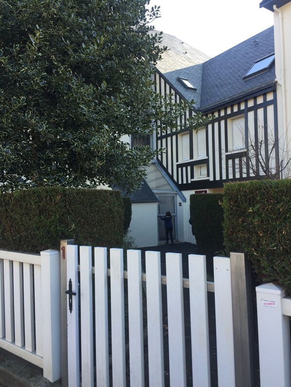 Property grounds - Nice little studio well exposed at 250 m from the sea (Houlgate)