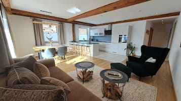 Appartement Classique, 2 chambres, terrasse, vue montagne (Hohe Salve) | Coin séjour | Télévision à écran plat de 49 pouces avec chaînes par satellite