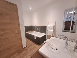 Classic Apartment, 2 Bedrooms, Terrace, Mountain View (Hohe Salve) | Bathroom