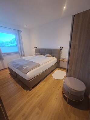 Ropa de cama hipoalergénica y caja de seguridad en la habitación 