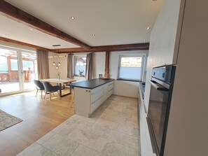 Televisión de pantalla plana, piso con calefacción