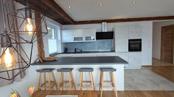 Classic-Apartment, 2 Schlafzimmer, Terrasse, Bergblick (Hohe Salve) | Wohnbereich | 49-Zoll-Flachbildfernseher mit Satellitenempfang, Fernseher