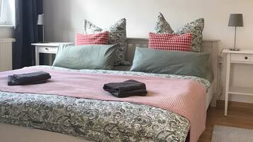 2 Schlafzimmer, Reisekinderbett, kostenloses WLAN, Bettwäsche