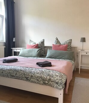 2 bedrooms, travel cot, free WiFi, bed sheets