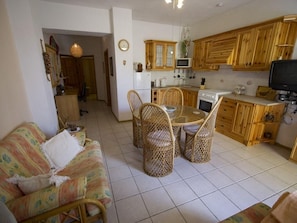 Smart TV, DVD player, books, stereo