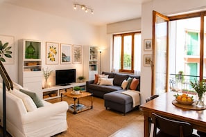 TV - Manu Apartment Few Steps from the Beach Spacious with Two Balconies Cinque Terre (Monterosso al Mare)
