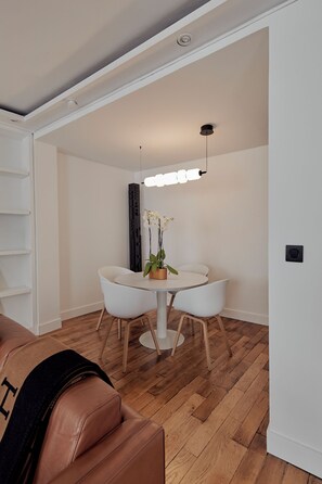 Dining - Faubourg/Elysées, an elegant, two-bedroom apt. in Paris's best shopping area. (Paris)