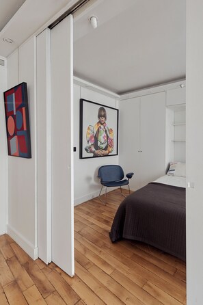 1 bedroom, iron/ironing board, free WiFi, bed sheets - Faubourg/Elysées, an elegant, two-bedroom apt. in Paris's best shopping area. (Paris)
