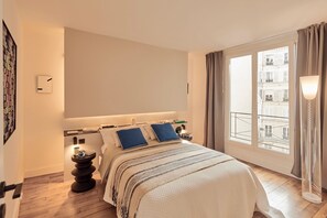 1 bedroom, iron/ironing board, free WiFi, bed sheets - Faubourg/Elysées, an elegant, two-bedroom apt. in Paris's best shopping area. (Paris)