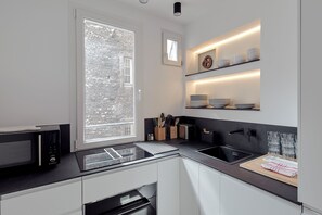 Kjøleskap, mikrobølgeovn, ovn og oppvaskmaskin