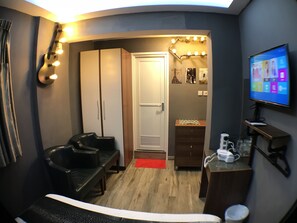 Habitación básica doble, 1 cama matrimonial | Wifi gratis y ropa de cama 