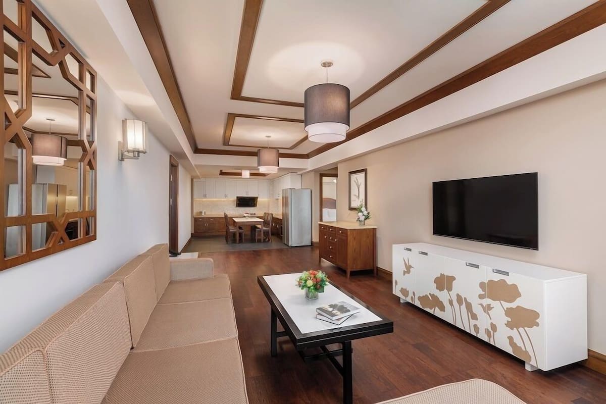 Apartamento família, 3 quartos, vista para o lago | Área de estar | TV LCD 50 polegadas com canais a cabo, TV