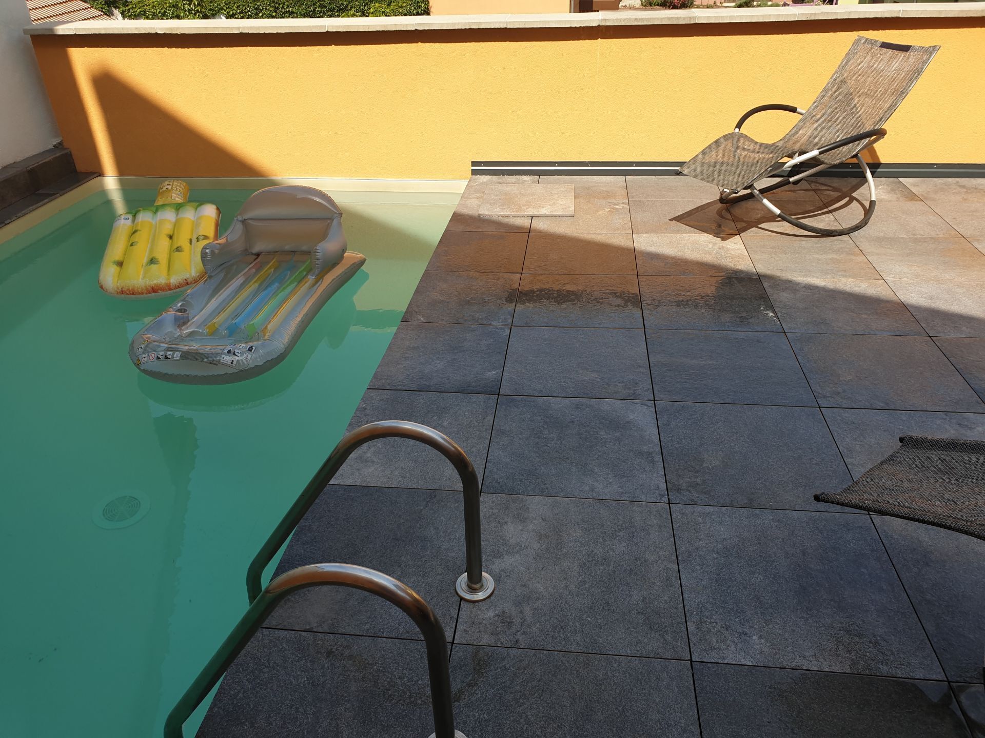 Een verwarmd zwembad