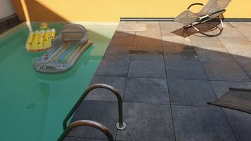 Een verwarmd zwembad