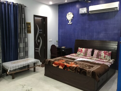 Flower 1Bedroom @Neelam Ajronda Metro Faridabad