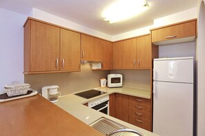 Kühlschrank, Mikrowelle, Ofen, Geschirrspüler