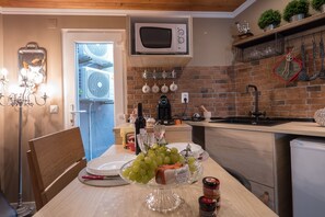 Refrigerador, microondas, parrilla de estufa y cafetera y tetera