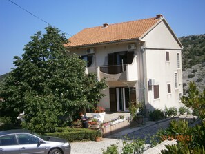 Exterior - ROOM for 2 people with bathroom without kitchen (Primošten)