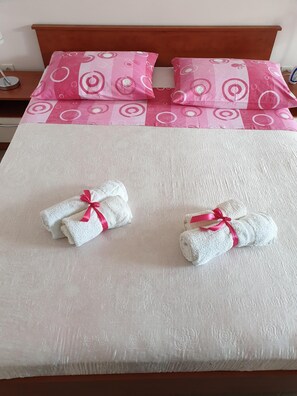 1 bedroom, free WiFi, bed sheets - ROOM for 2 people with bathroom without kitchen (Primošten)