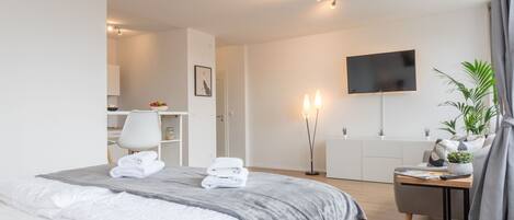 1 chambre, coffre-fort, bureau, fer et planche Ă repasser