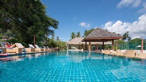 A clear blue pool with lounge chairs and a gazebo. - Baan Chanchai (Koh Samui)
