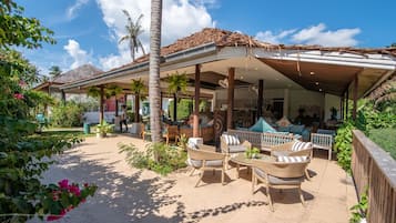 Breakfast, lunch, brunch served; local and international cuisine